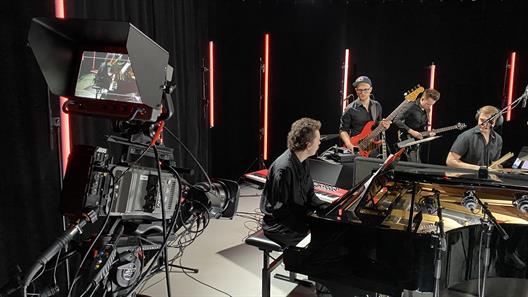The HSD Big Band in the large picture studio of the Institute for Music and Media at the Robert Schumann University Düsseldorf